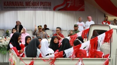 Wakil Walikota Nayodo Lepas Rombongan Peserta Karnaval Merah Putih