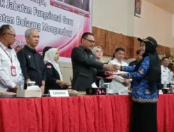Pj Bupati Limi Mokodompit Serahkan SK Pengangkatan 482 PPPK di Bolmong, Rabu 30 Agustus 2023. Pj Bupati Limi Mokodompit Serahkan SK Pengangkatan 482 PPPK di Bolmong, Rabu 30 Agustus 2023.