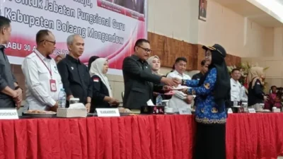 Pj Bupati Limi Mokodompit Serahkan SK Pengangkatan 482 PPPK di Bolmong, Rabu 30 Agustus 2023.