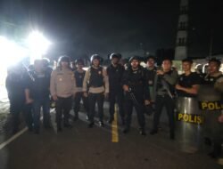 Jalan AKD di Blokade, Polres Bolmong di Bantu TNI Bergerak Cepat