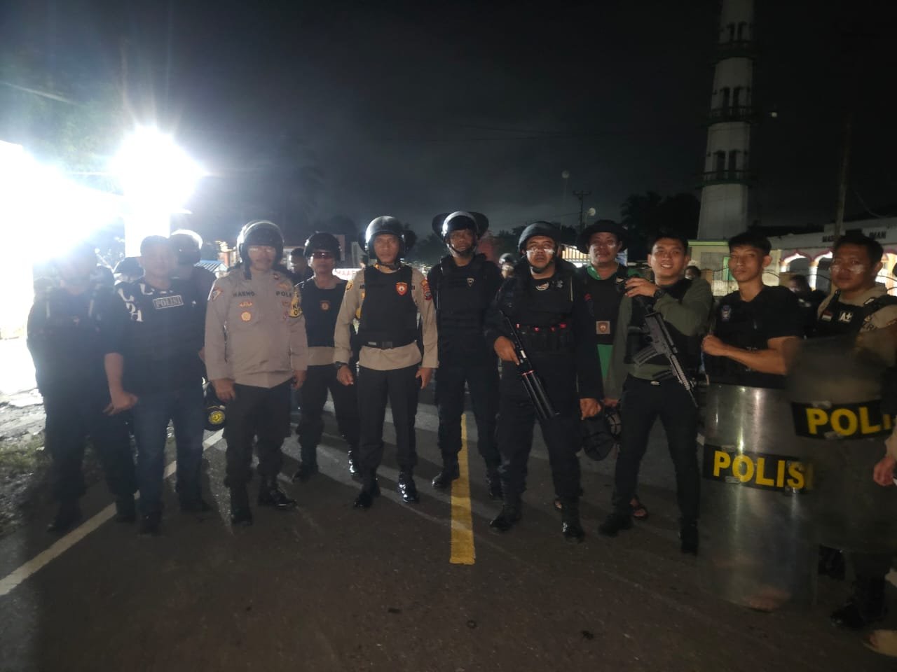 Jalan AKD di Blokade, Polres Bolmong di Bantu TNI Bergerak Cepat