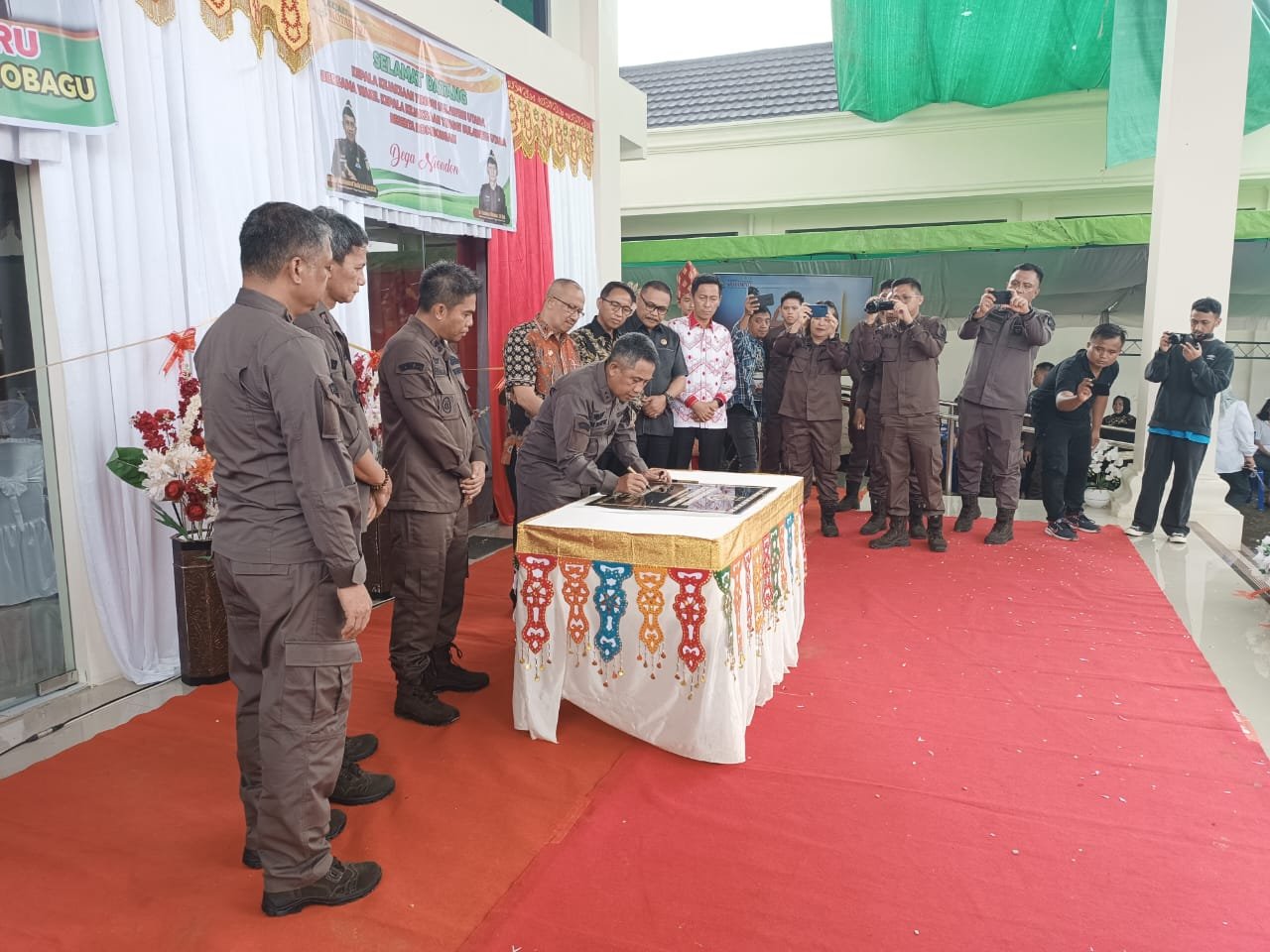Disaksikan 4 Kepala Daerah di BMR, Kajati Surut Resmikan Gedung Kejari Kotamobagu