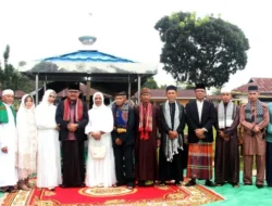 Berlangsung Khidmat, Bupati Limi Jadi Khatib Sholat Ied 1445 Hijriah di Desa Kopandakan 2