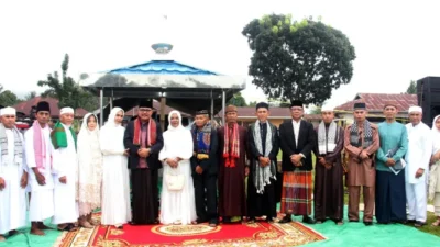Berlangsung Khidmat, Bupati Limi Jadi Khatib Sholat Ied 1445 Hijriah di Desa Kopandakan 2