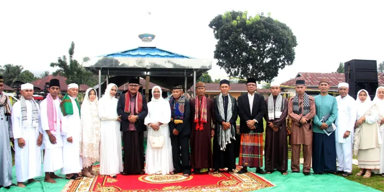 Berlangsung Khidmat, Bupati Limi Jadi Khatib Sholat Ied 1445 Hijriah di Desa Kopandakan 2