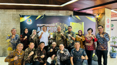 Ketua DPRD Kotamobagu Dampingi Pj Walikota Terima Penghargaan Piala Adipura