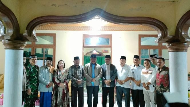 Limi Mokodompit Santuni Pegawai Syar'i dan Anak Yatim Piatu di Desa Modomang dan Siniyung