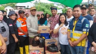 Pj Bupati Bolmong Serahkan Bantuan Kepada Masyarakat Terdampak Banjir di Wilayah Dumoga