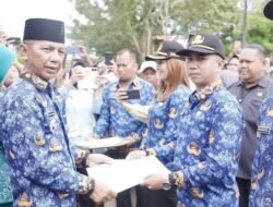 Pj Bupati Bolmong Serahkan SK 785 PPPK di Upacara Peringatan Hari Koprasi ke-77 dan Hari Anak Nasional ke-40