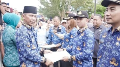 Pj Bupati Bolmong Serahkan SK 785 PPPK di Upacara Peringatan Hari Koprasi ke-77 dan Hari Anak Nasional ke-40