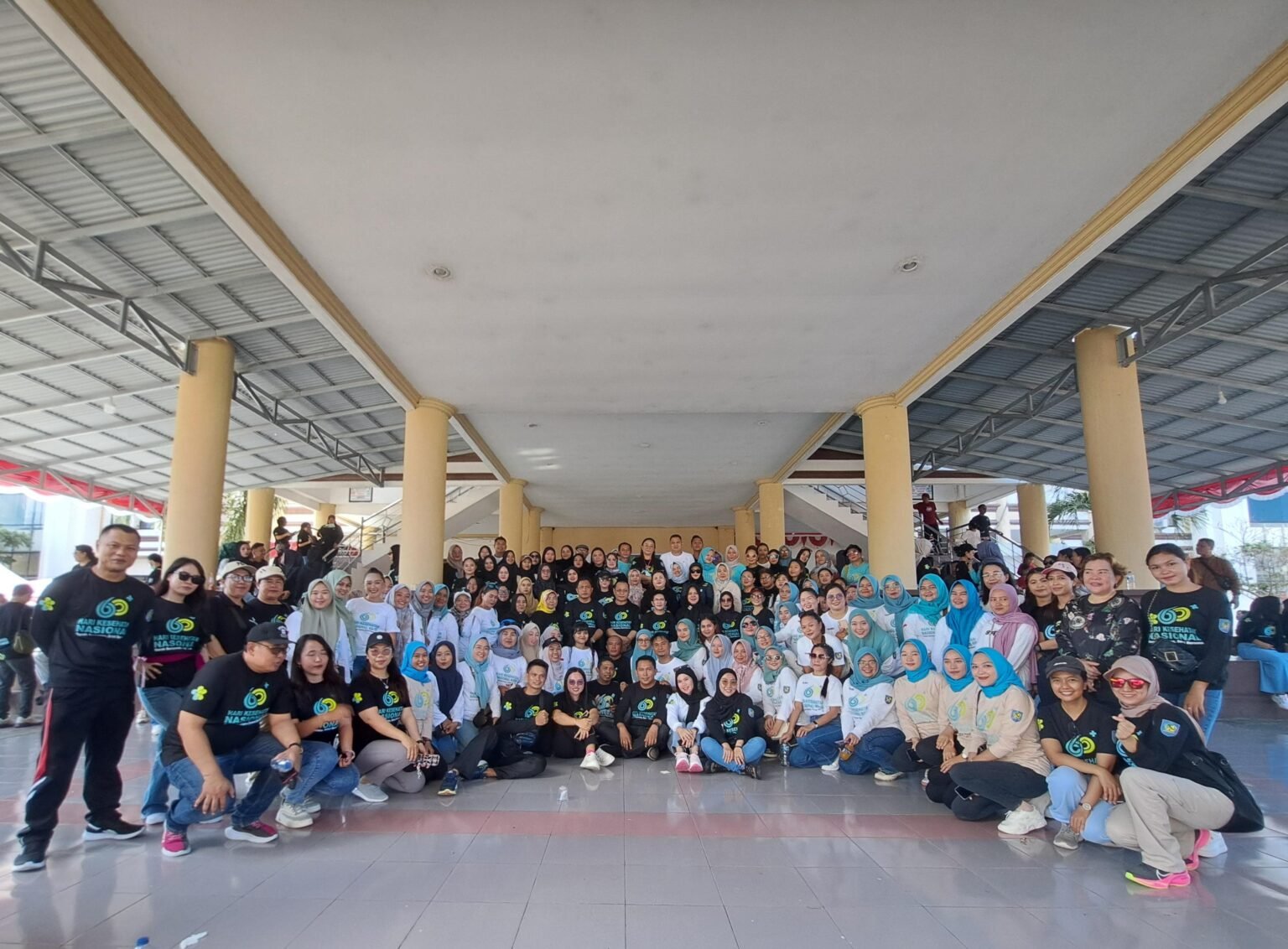 Peringati HKN ke – 60, Dinkes Bolmong Gelar Jalan Sehat dan Pemeriksaan Kesehatan Gratis