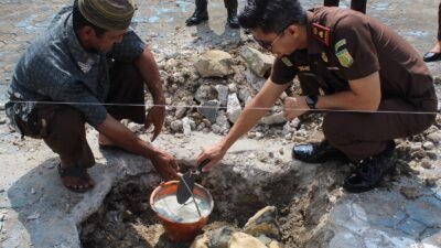 Kacabjari Dumoga Prima Poluakan Lakukan Peletakan Batu Pertama Pembangunan Musholla Al-Qahhar